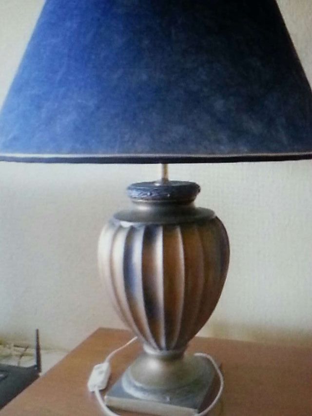 Lámpara de mesa azul y dorada