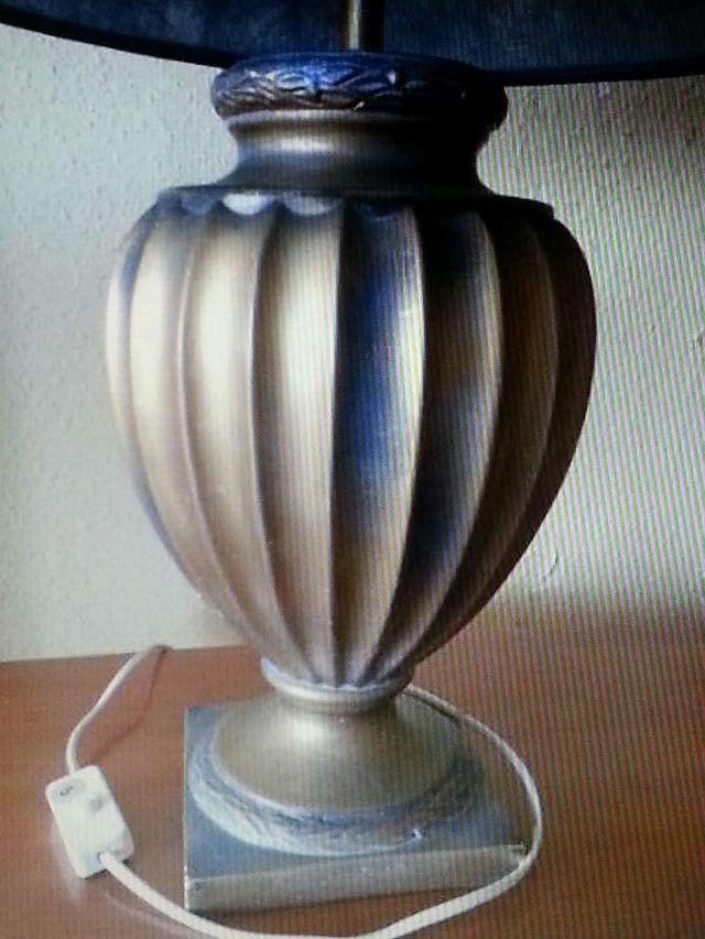 Lámpara de mesa azul y dorada