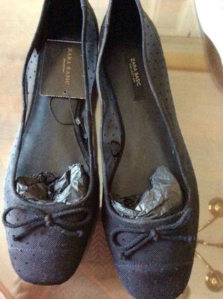 Manoletinas Negras Con Topos Zara 37 de segunda mano por 15 EUR en Madrid  en WALLAPOP
