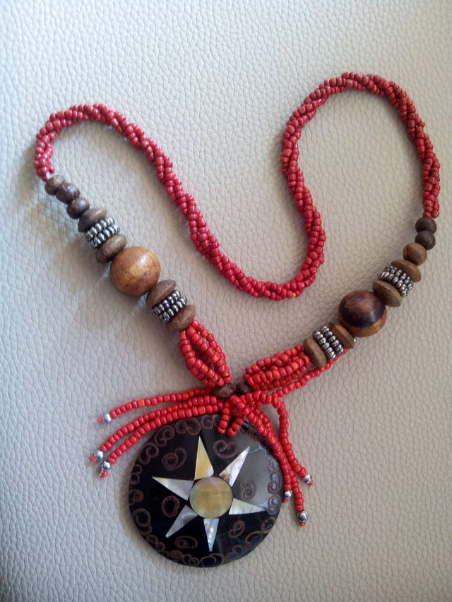 Collar étnico muy bonito.
