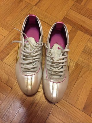 Nike dos muelles rosas y doradas Talla 38,5 de segunda mano por 40 EUR en  Madrid en WALLAPOP