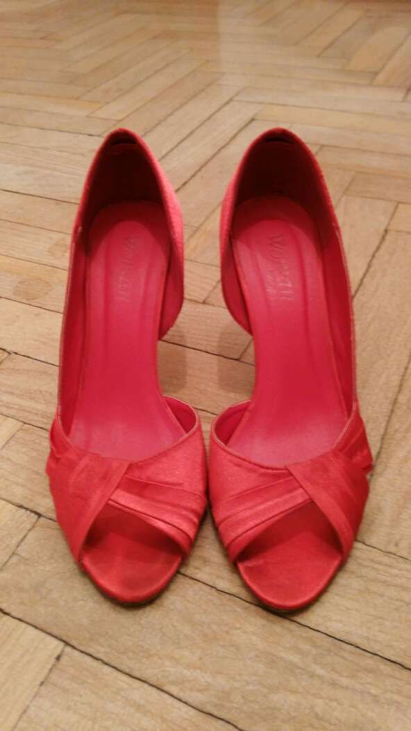 Zapato fiesta raso rojo. talla 37