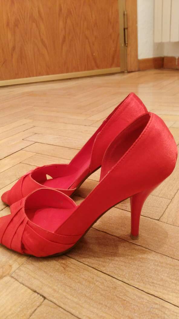 Zapato fiesta raso rojo. talla 37