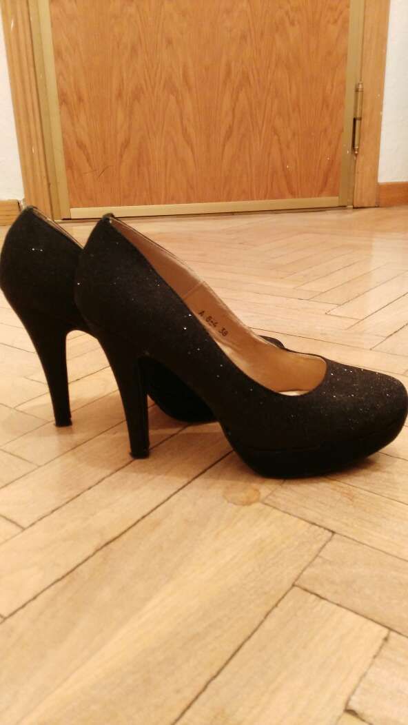 Zapato tacon negro con brillos. talla 38
