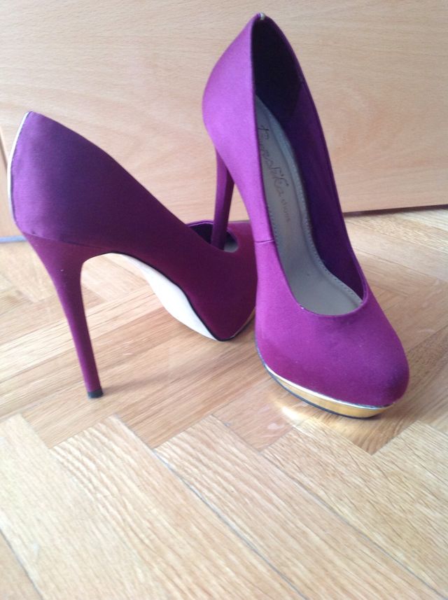 Tacones granate y dorado