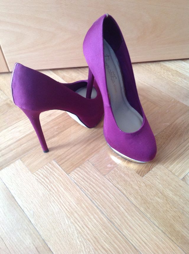 Tacones granate y dorado