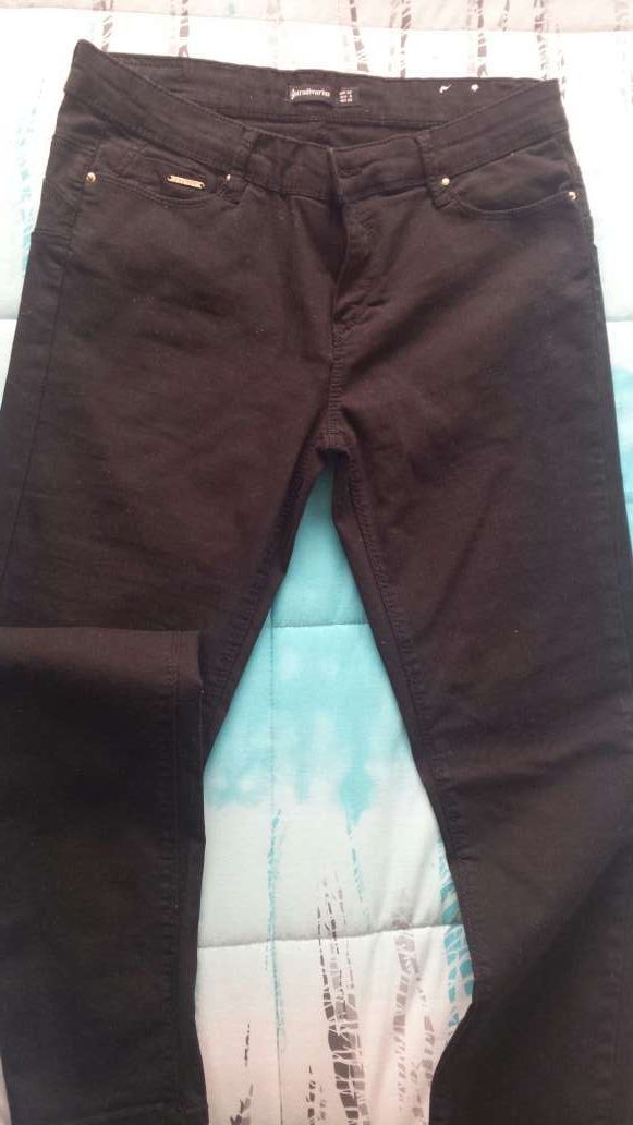 Pantalón negro Stradivarius