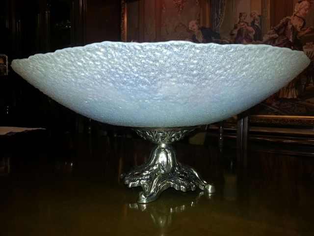 Fuente decorativa con pie de bronce