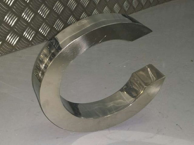 Lettera «C» in acciaio