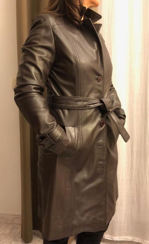 Abrigo de cuero marrón oscuro