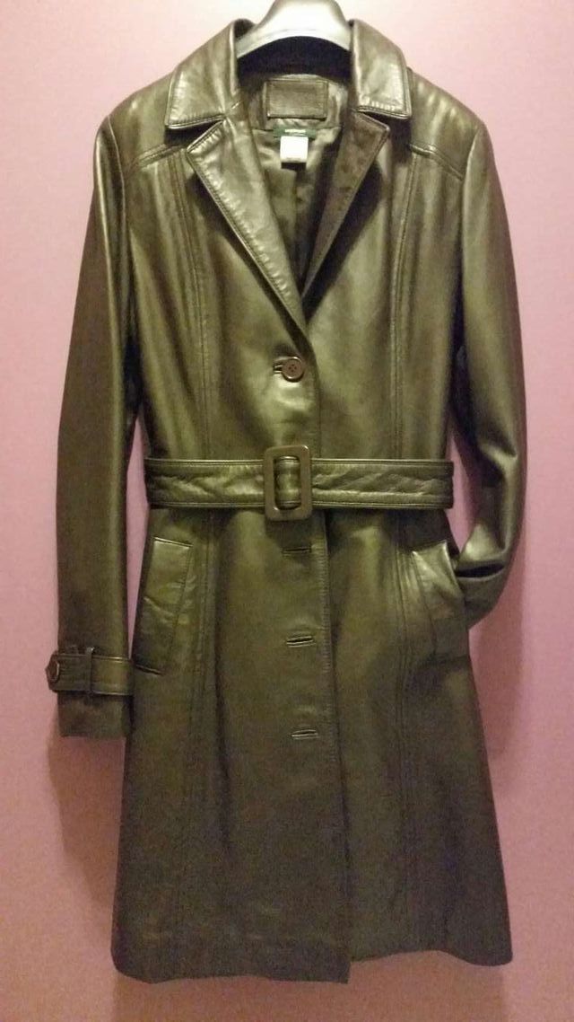 Abrigo de cuero marrón oscuro