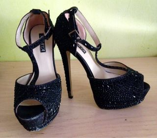 Tacones Negros plataforma; sandalia tacon alto de segunda mano por 20 EUR  en Córdoba en WALLAPOP