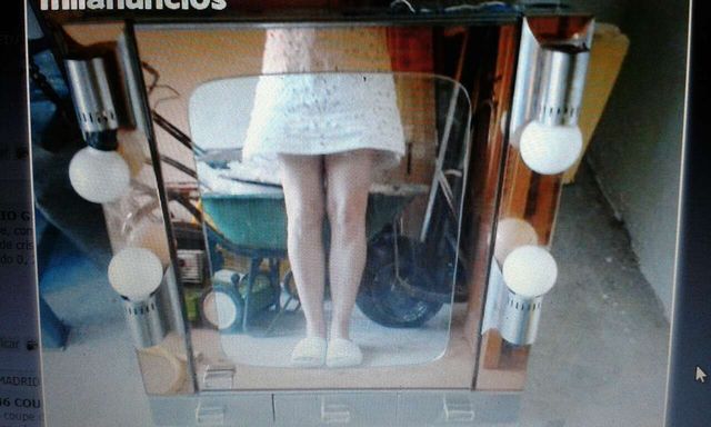 Armario - Espejo grande con 3 cajones.4 focos. 95€ de segunda mano por