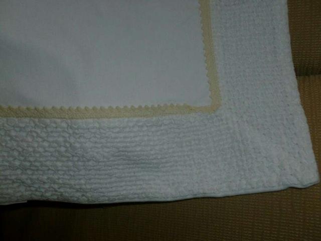 Manta bebé color beig. Marca MAYORAL