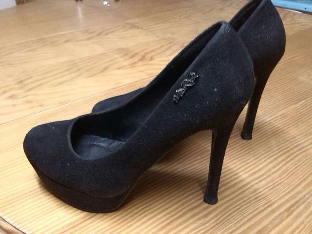 Zapato salón negro de nobu con plataforma