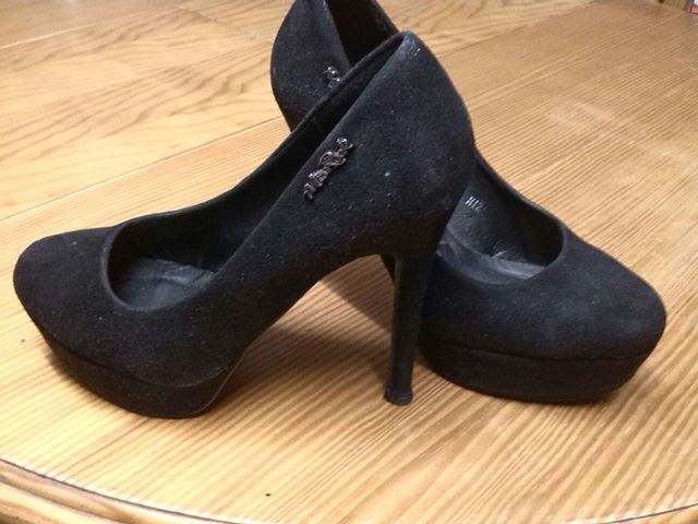 Zapato salón negro de nobu con plataforma