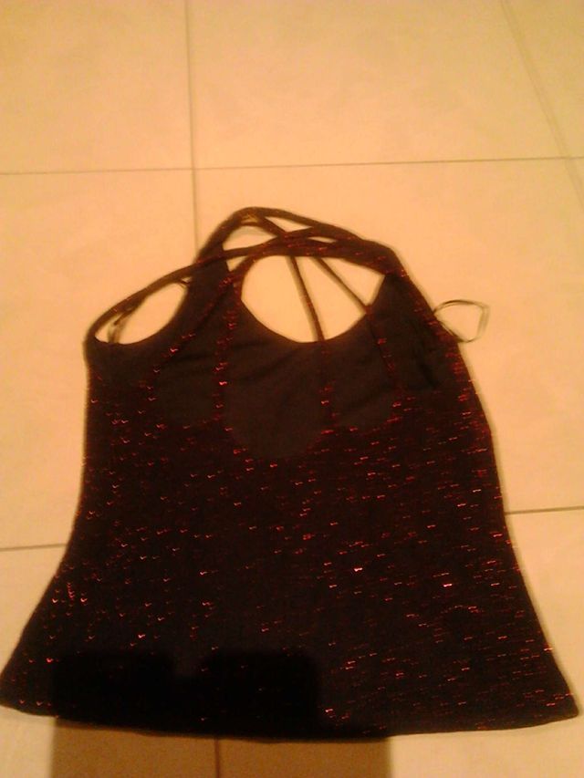 Camiseta  negra con brillo rojo talla única