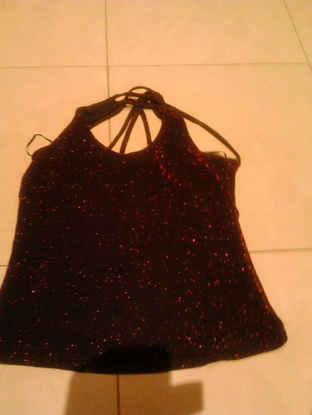 Camiseta  negra con brillo rojo talla única