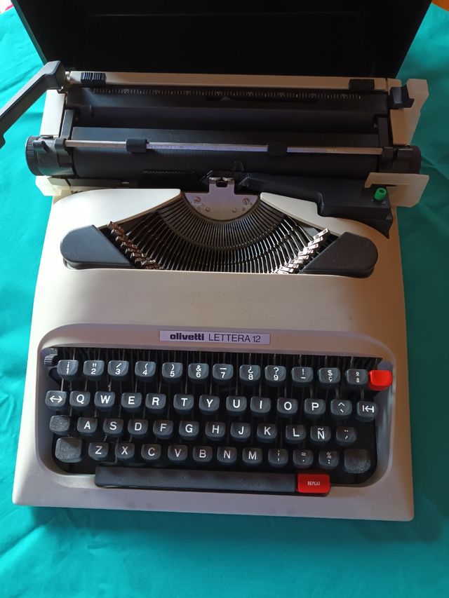 Máquina de escribir Olivetti Lettera 12