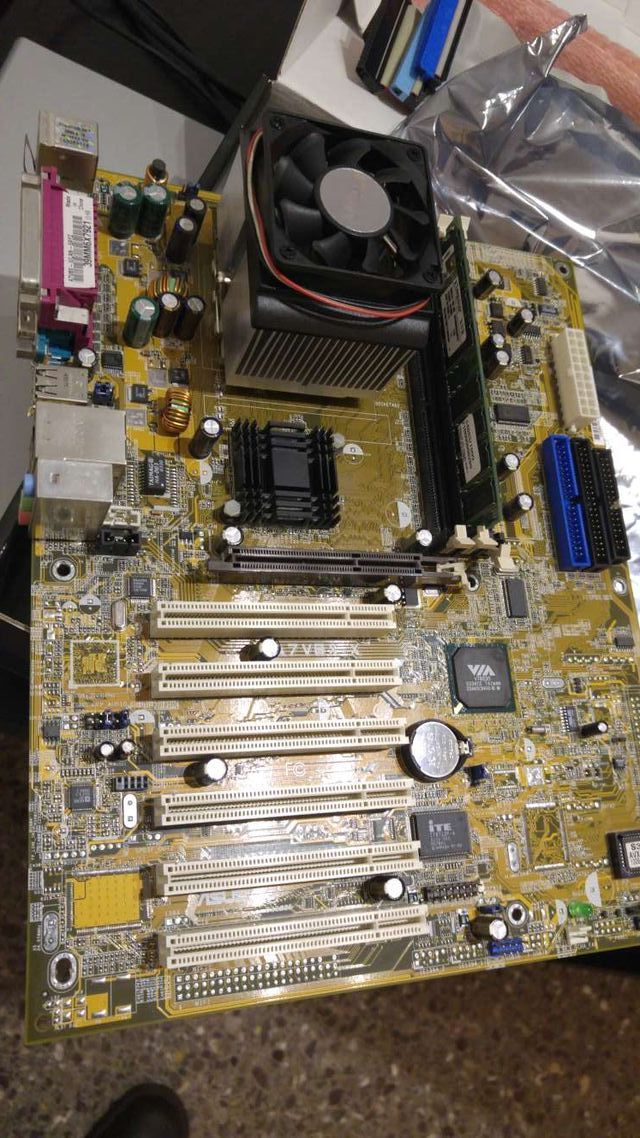 Scheda Asus AMD con processore e RAM