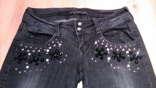 Pantalón pitillo con pedrería