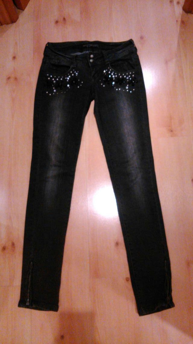 Pantalón pitillo con pedrería