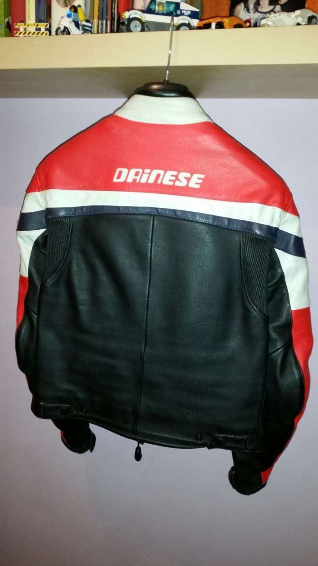 Chaqueta chica moto Dainese.