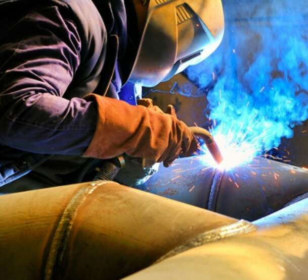 Se ofrece soldador con mucha experiencia.