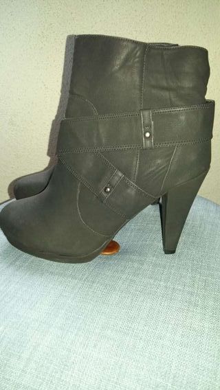 Botines negros Inside NUEVOS!! de segunda mano por 10 EUR en Madrid en  WALLAPOP
