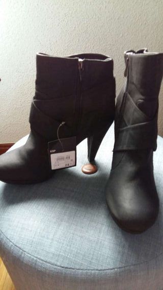 Botines negros Inside NUEVOS!! de segunda mano por 10 EUR en Madrid en  WALLAPOP