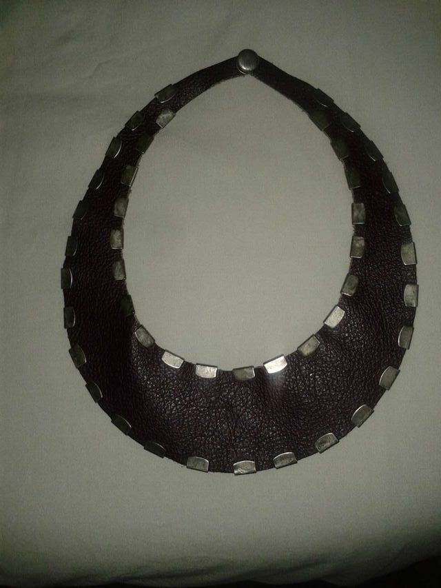 Collar piel y tachuelas