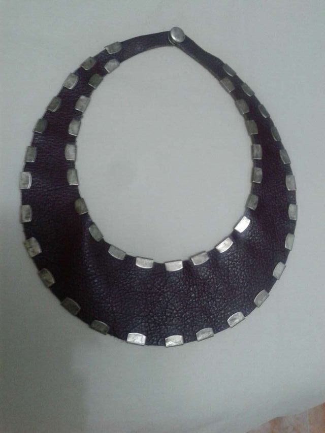 Collar piel y tachuelas