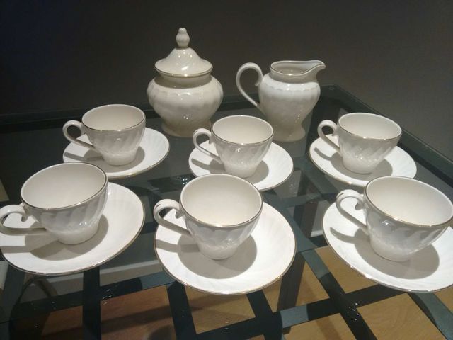 Tazas, jarra (tetera) y azucarero de café