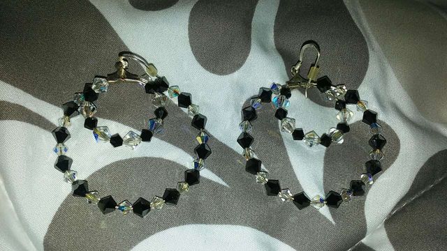 Pendientes negros y blancos