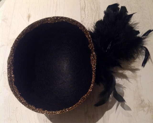 Gorro Casquete Fiesta Dorado Y Pluma. Sombrero