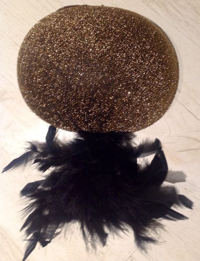 Gorro Casquete Fiesta Dorado Y Pluma. Sombrero