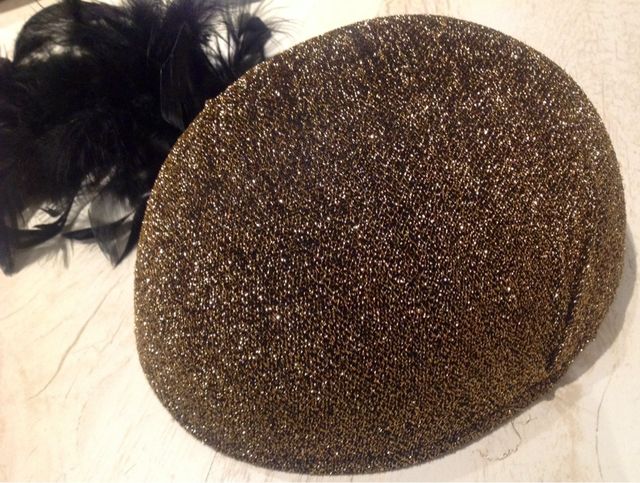 Gorro Casquete Fiesta Dorado Y Pluma. Sombrero