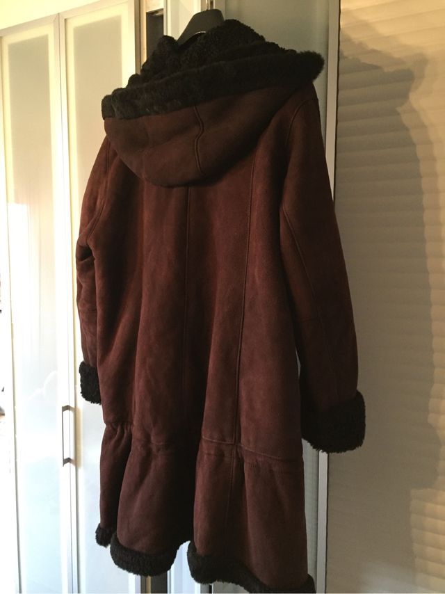 Abrigo de piel vuelta, color chocolate
