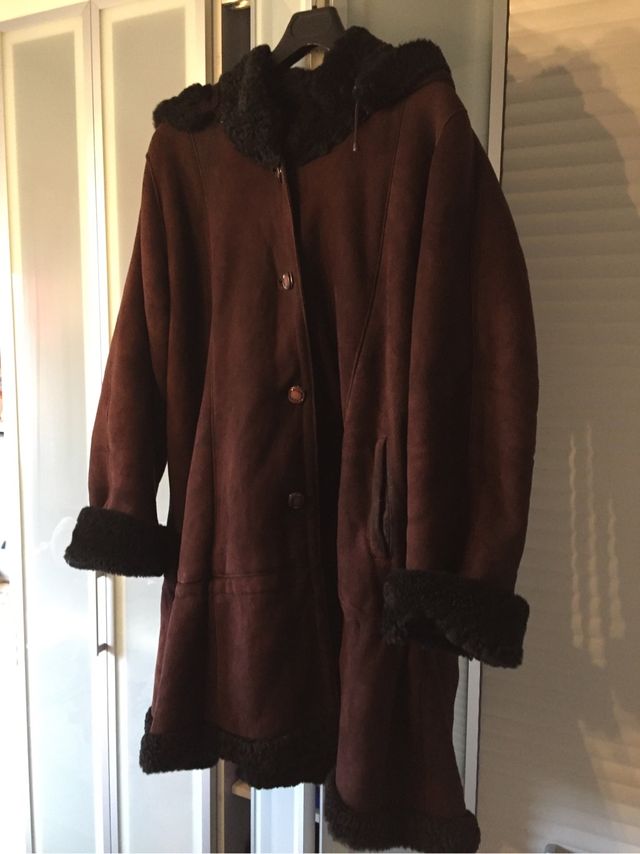 Abrigo de piel vuelta, color chocolate