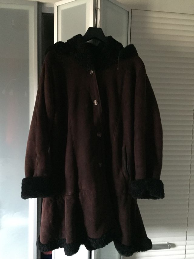 Abrigo de piel vuelta, color chocolate