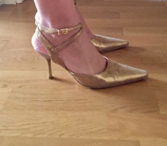 Sandalias Cerradas Doradas De Tacon Medio