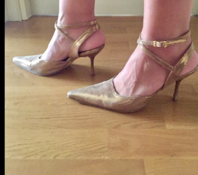 Sandalias Cerradas Doradas De Tacon Medio