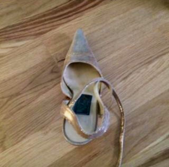 Sandalias Cerradas Doradas De Tacon Medio