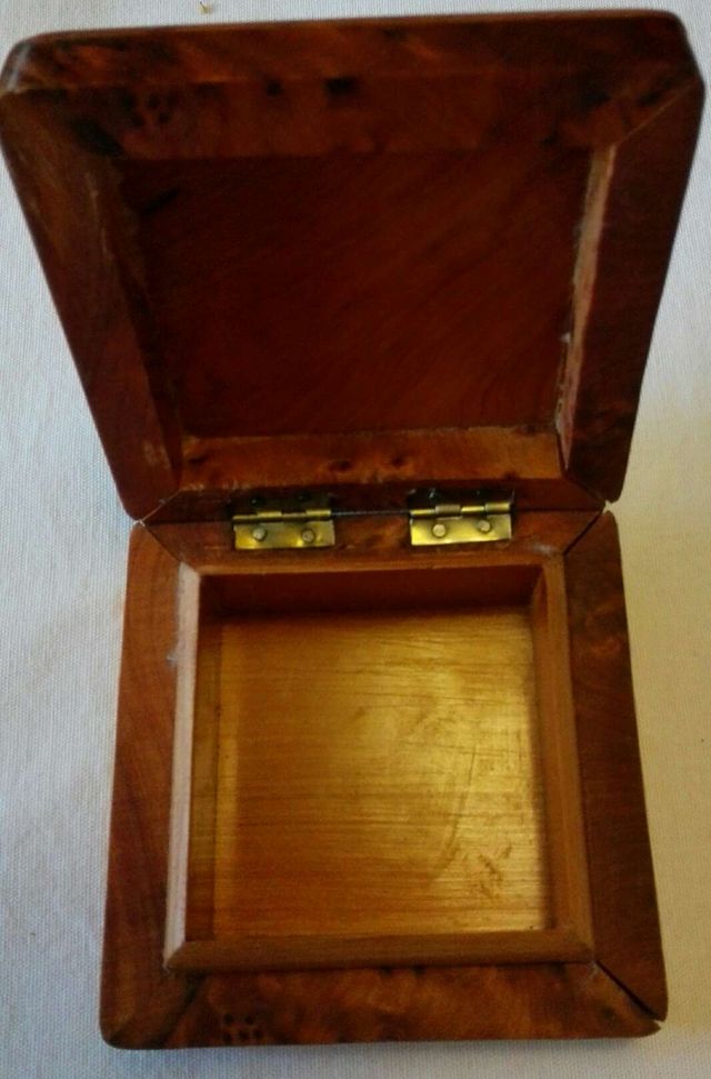 Caja de madera de raíz.