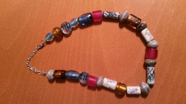 Collar piedras colores.