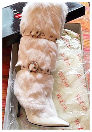 Botas de piel Blancas y Pelo de segunda mano por 90 EUR en Madrid en  WALLAPOP