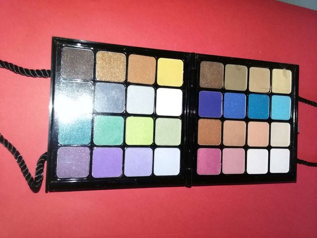 CAJA DE MAQUILLAJE. A ESTRENAR.