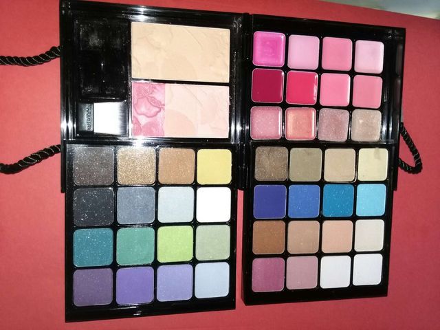 CAJA DE MAQUILLAJE. A ESTRENAR.