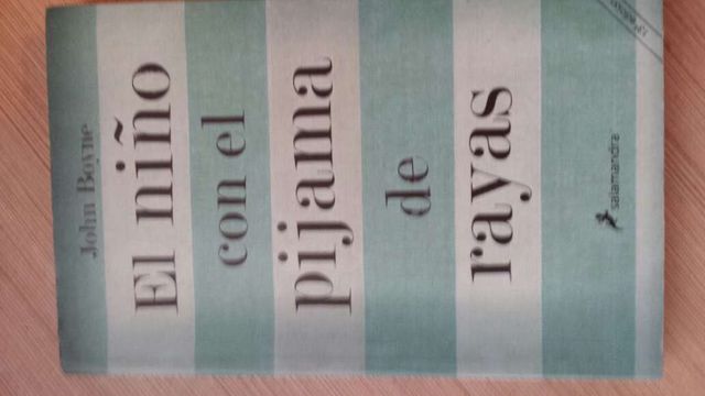 El niño con el pijama de rallas