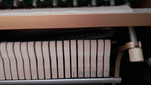 Piano vertical Rönish